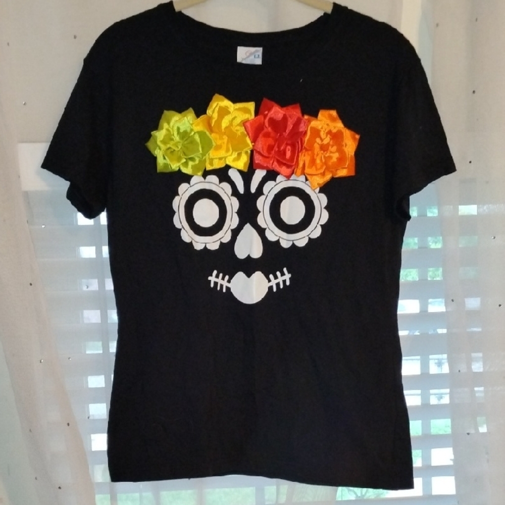 Yank Woman’s Black Short Sleeve Tee with Colorful Floral Sugar Skull, Size: L